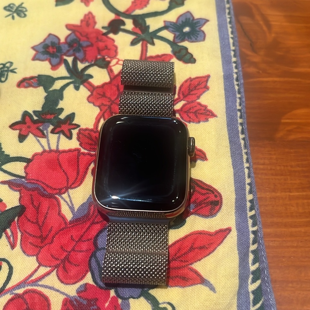 Apple Watch 40mm with gold band - Picture 4 of 6
